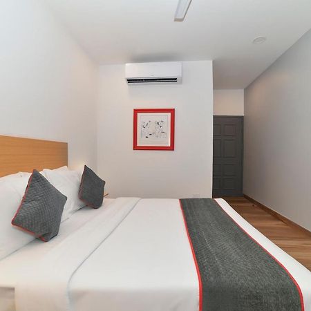 Vaccinated Staff- Oyo Townhouse 384 Nk Hotels Dispur Eksteriør billede